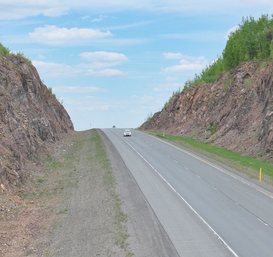 Une voiture sur l’autoroute Brun-Way